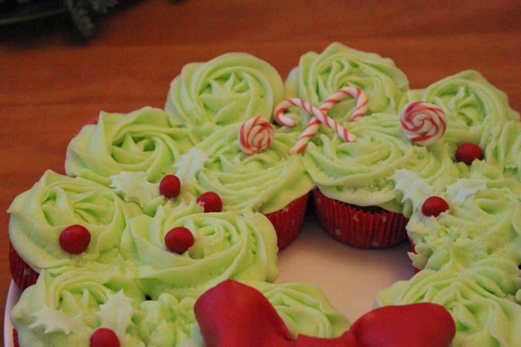 adventskranz cupcakes, adventskranz muffins, pull apart cupcakes, pull apart, cupcake adventskranz, cupcake frosting, weihnachts cupcakes, für weihnachten, adventskranz
