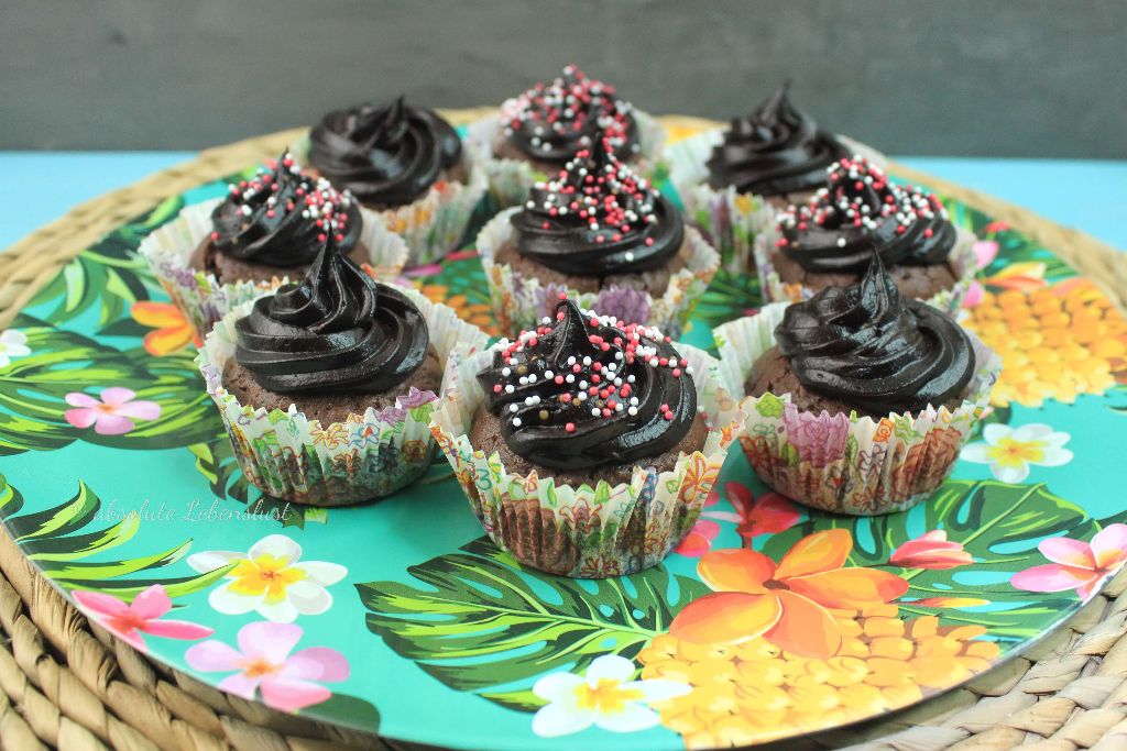 avocado cupcakes, cupcakes backen vegan, cupcakes selber machen, cupcakes dekorieren, vegane cupcakes, vegane cupcakes backen, avocadorezepte, süß, backen