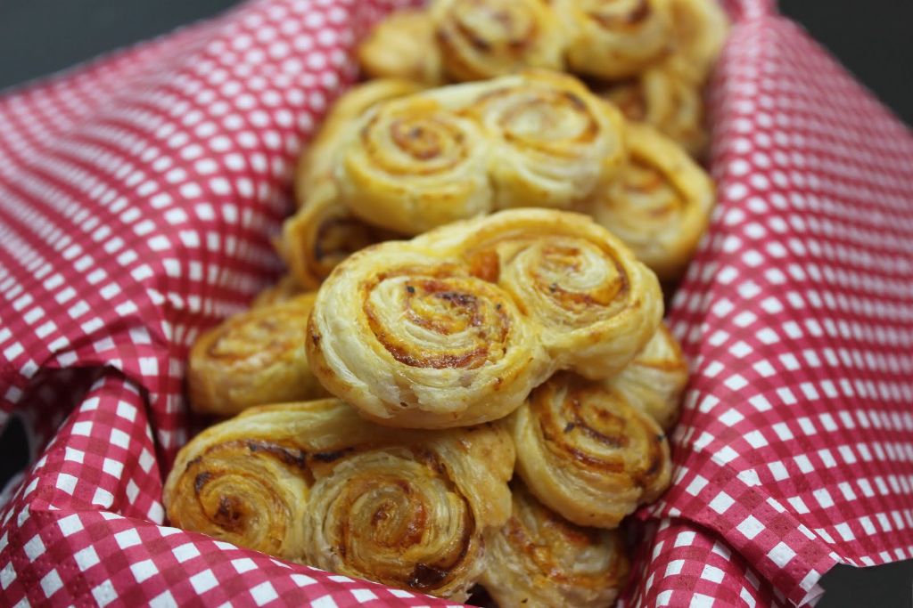 Fingerfood Rezepte: Blätterteig gefüllt mit Tomaten-Frischkäse-Creme ...