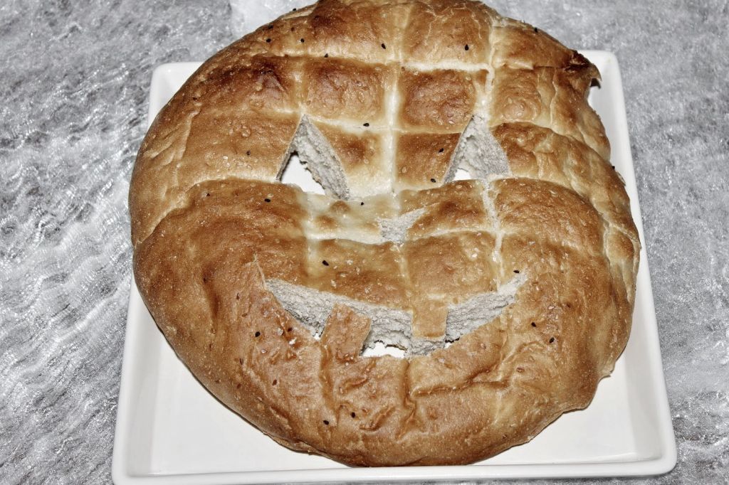halloween brot, halloween essen, kürbisbrot, kürbis brot, kürbisgesicht, schnitzen, gesicht schnitzen