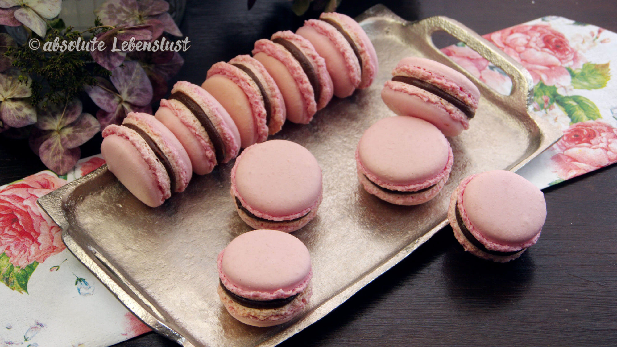 Rosen Macarons Rezept | Macarons mit dunkler Schokofüllung