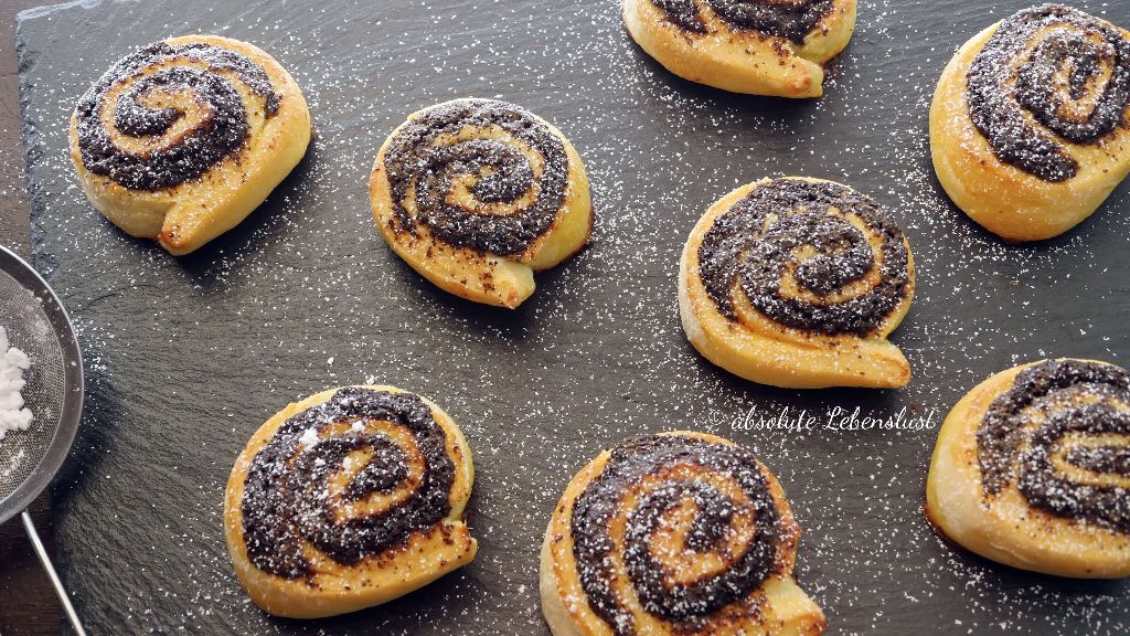 mohnschnecken backen, hefeschnecken backen, mohnschnecken, rezept, weihnachtsrezepte, hefegebäck mohn