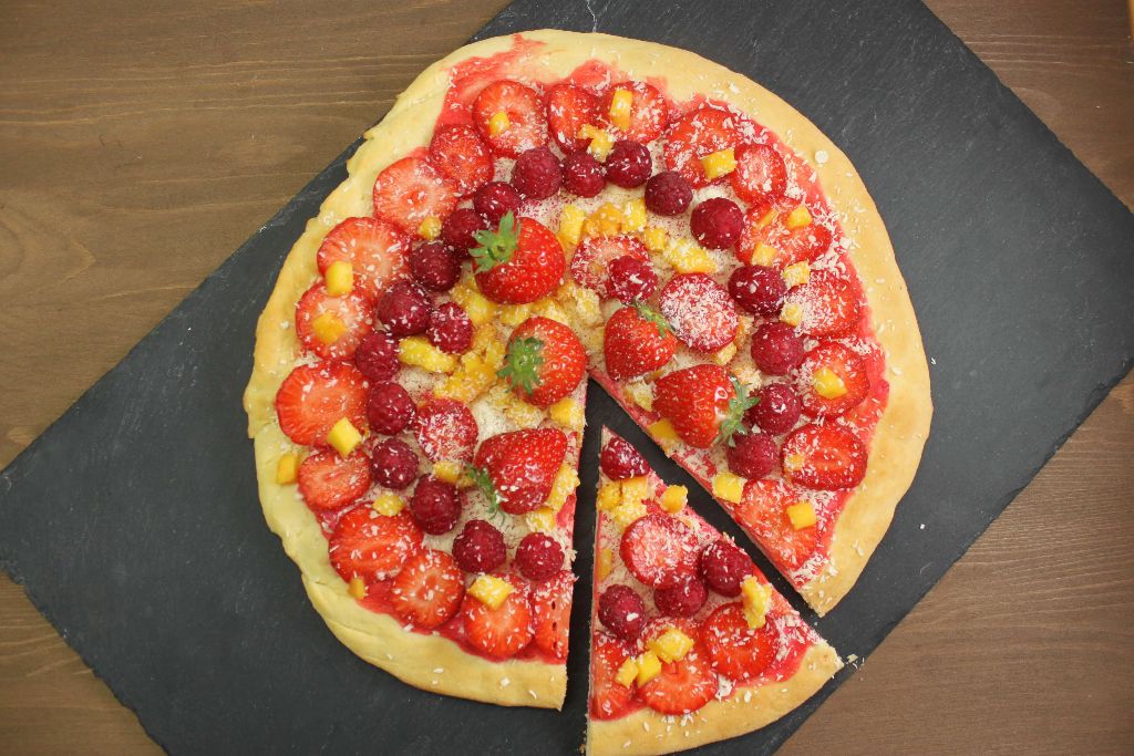 pizza rezepte, süße pizza ideen, pizza mit erdbeeren, himbeer pizza, himbeer rezepte, erdbeer rezepte, leichte rezepte, partysnacks