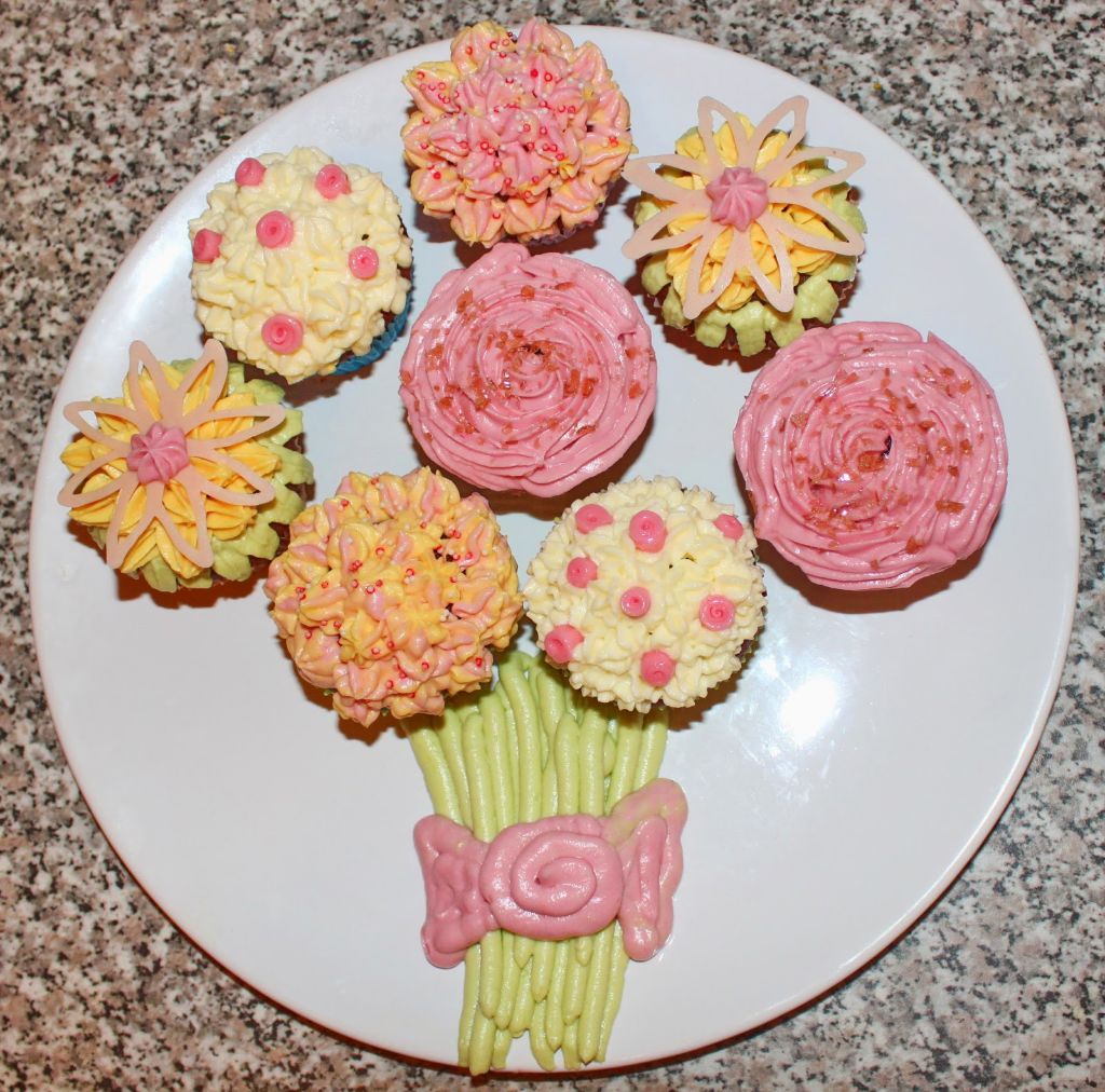 pull away cupcakes, flower cupcakes, bouquet cupcakes, cupcake frosting, frischkäse frosting, cupcake topping, frischkäse frosting